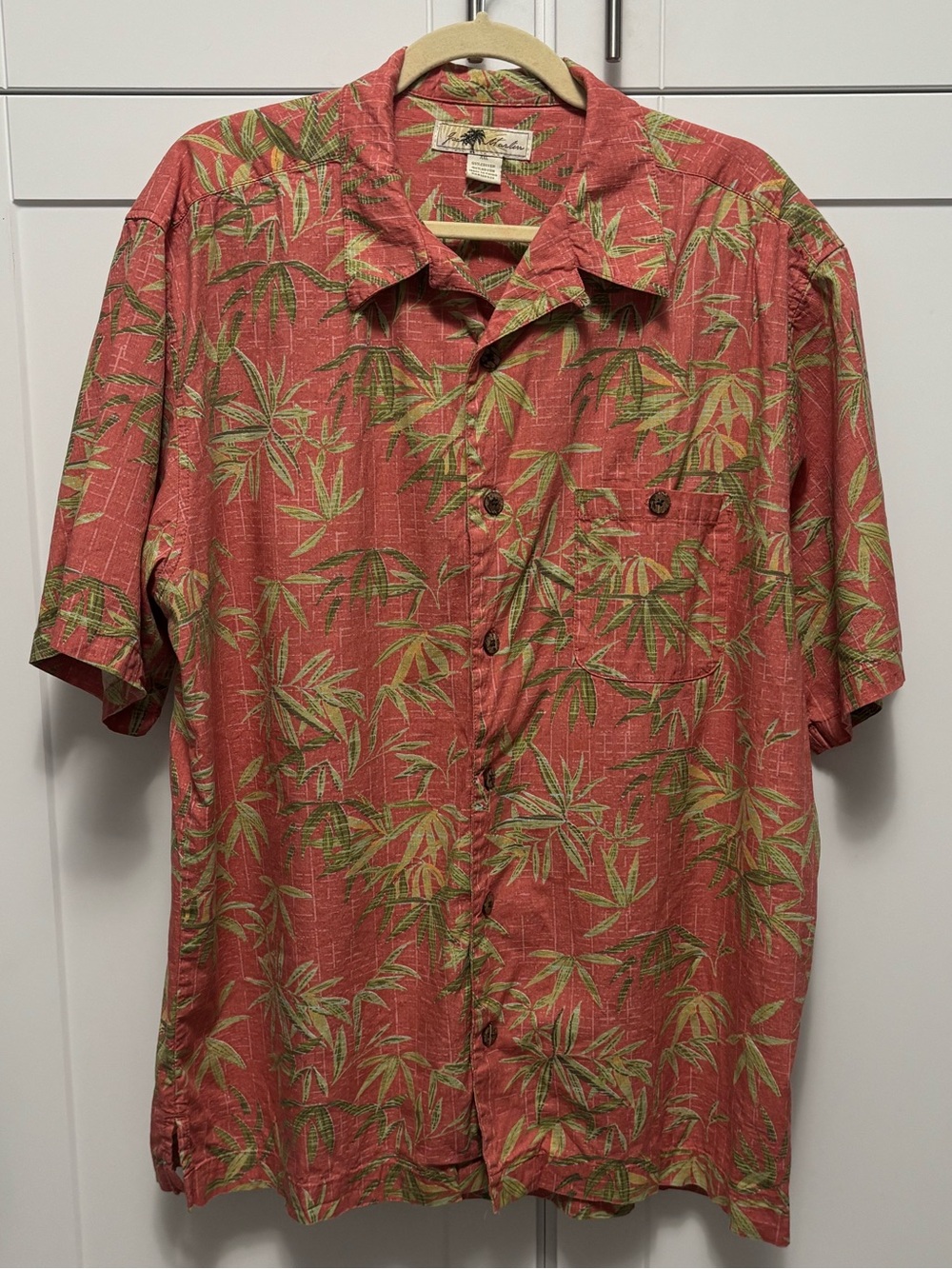 Relaxed Coral Short-Sleeve Button-Down Hawaiian Shirt with Green Leaf Print